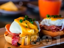 Яйца Бенедикт - Забулени поширани яйца със сос Холандез, шунка или бекон - снимка на рецептата